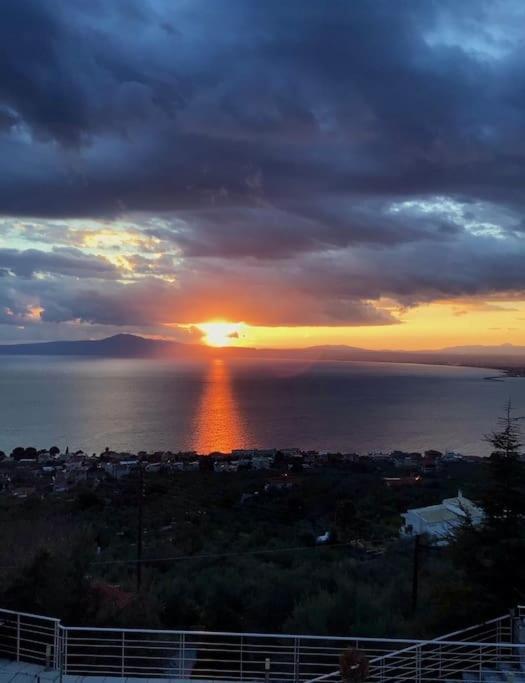 Marine'S Lux Villa:Golden Sunset Kalamata Exterior photo