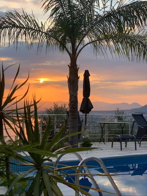 Marine'S Lux Villa:Golden Sunset Kalamata Exterior photo