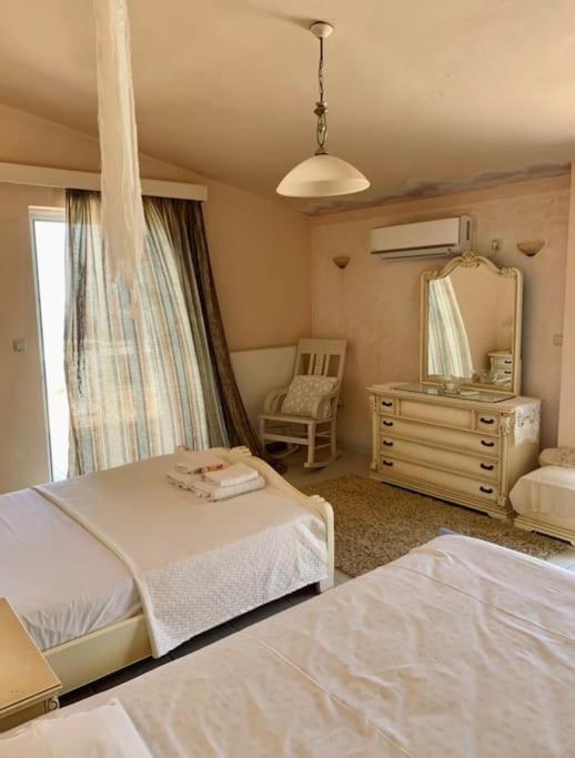 Marine'S Lux Villa:Golden Sunset Kalamata Exterior photo